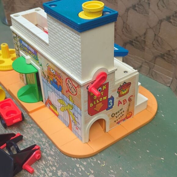 #11 Sesame Street Clubhouse #937, slide & figures, little people Fisher Price - Picture 12 of 16